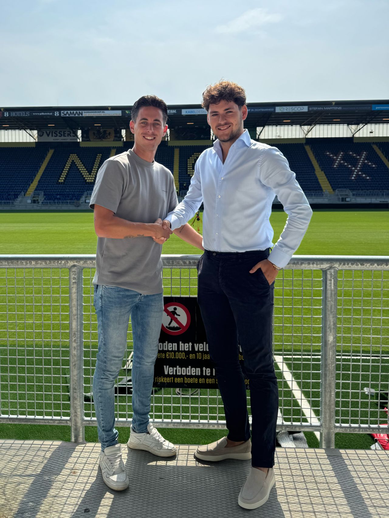 Lars Weijers schudt de hand met een ondernemer in het NAC Breda stadion
