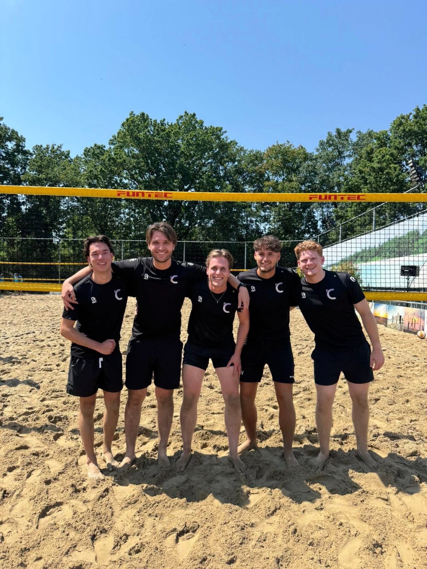 Team van ondernemers op het beachveld